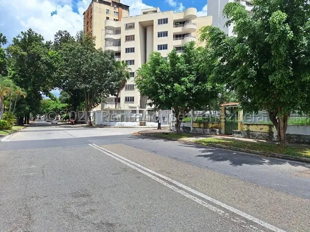 Amplia Casa, Conservada, Con Excelentes Espacios, Ubicada En Una De Las Mejores Urbanizaciones De La Ciudad. Cuenta Con 2 Estar Familiar Para Mayor Disfrute. Tanque De Agua De 4.000 Litros