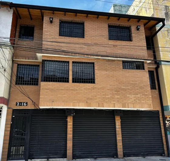 Oportunidad Se Vende Propiedad De 3 Niveles Con 3 Locales Comerciales En Merida      