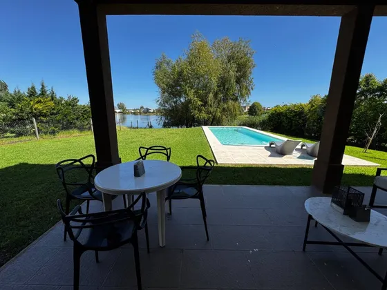 Venta. Espectacular Casa Frente A La Mejor Laguna Con Excelente Distribución.
