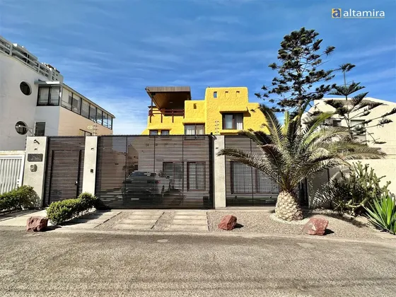 Casa En Venta De 5 Dorm. En Iquique