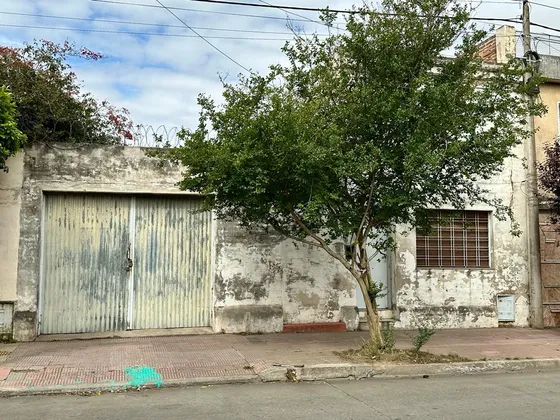 Terreno Con Casa En Construccion En Barrio Pueyrredon Calle Polonia (cochabamba/ P. Luis Monti )