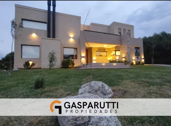 Casa Moderna En Venta En Merlo, San Luis Con Pileta