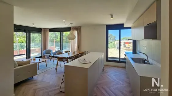 Apartamento De 4 Dormitorios En Carrasco