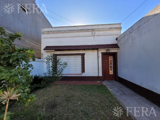 Venta De Casa 2 Ambientes Con Cochera En Bernal