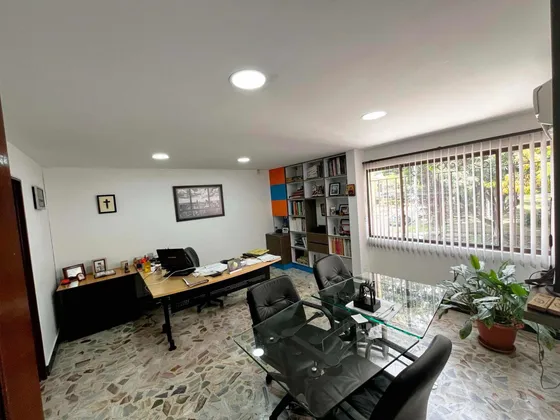 Casa En Venta En La Flora. Locales Y Oficina