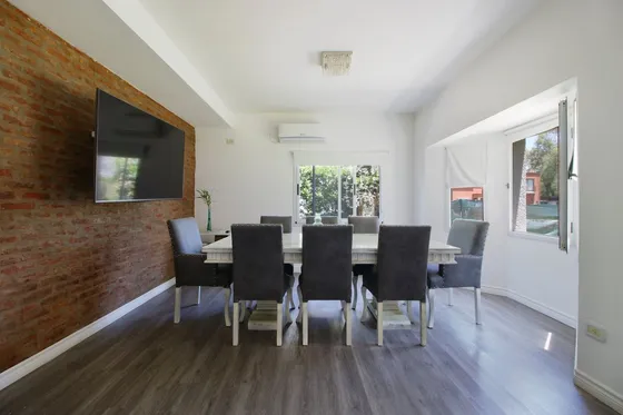 Casa / Triplex En Venta  4 Ambientes  Pilar.