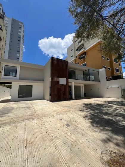 Local Comercial, Nuevo, En La Julia, Cerca De La Universidad Pucmm.