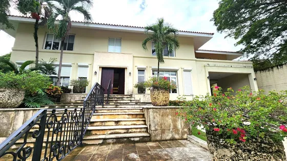 Casa En Venta En Cuesta Hermosa Ll De 4 Habitaciones