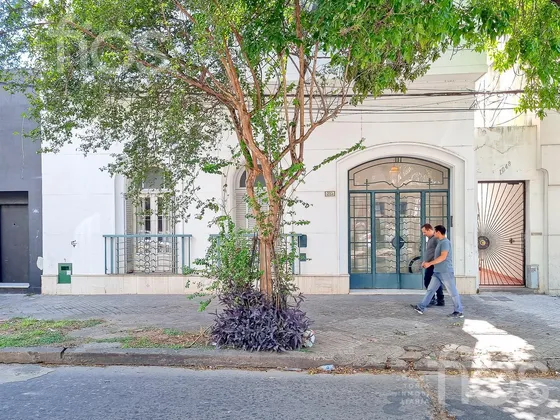 Venta Casa De Cinco Dormitorios Con Quincho, Terraza Y Cochera En Abasto