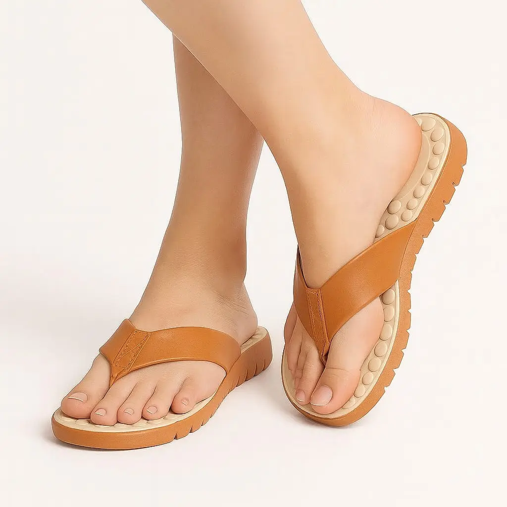 Pés femininos calçando o chinelo ortopédico LezZione na cor caramelo em fundo branco