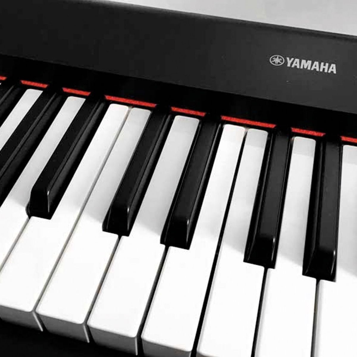 Piano Electronico Yamaha Np-32b Con Base | Under Music SAS
