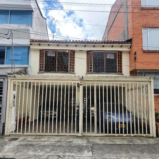 Amplia Casa, Con Excelentes Espacios, Todos Los Servicios, Documentación Al Día, Libre De Deudas.