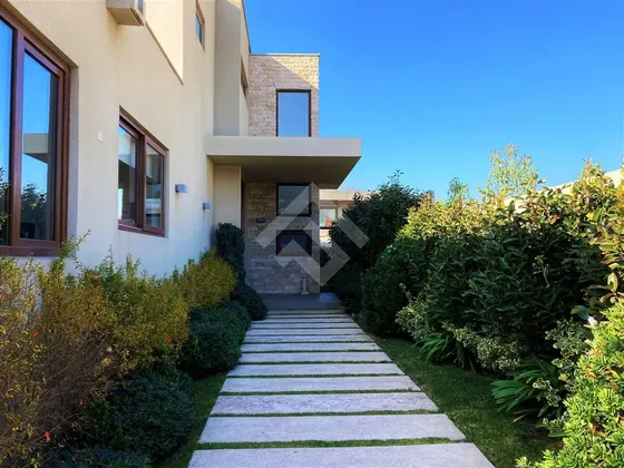 Casa En Venta 3d, 5b, 2 Salitas Y 5 Estac. Lo Barnechea