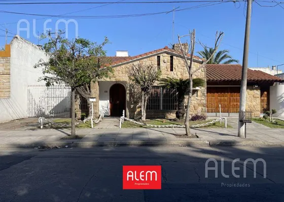 Casa En Venta  Moron - 5 Ambientes - Pileta, Quincho, Parque Y 2 Coch