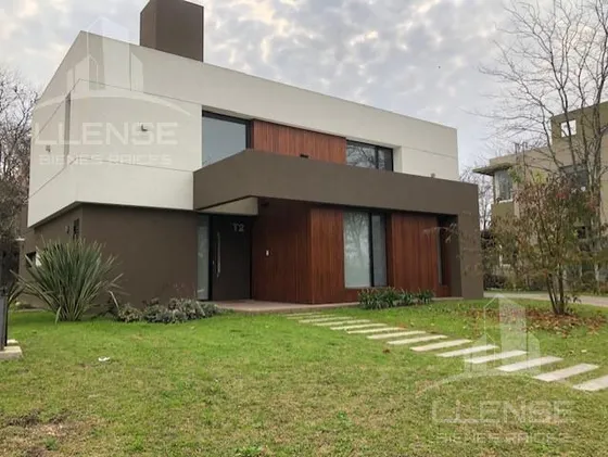 Casa 5 Ambientes En 2 Plantas En Venta - Fincas De Hudson