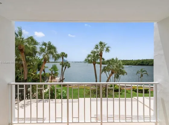 Departamento En500 Bayview Dr # 228  