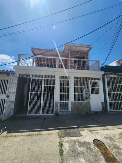 Casa Comercial De Dos Niveles En San Diego, La Esmeralda Atm