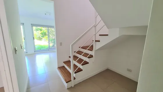Luminoso Departamento Dúplex 4 Ambientes Con Jardin En Venta En Casas Del Sendero, Nordelta, Tigre
