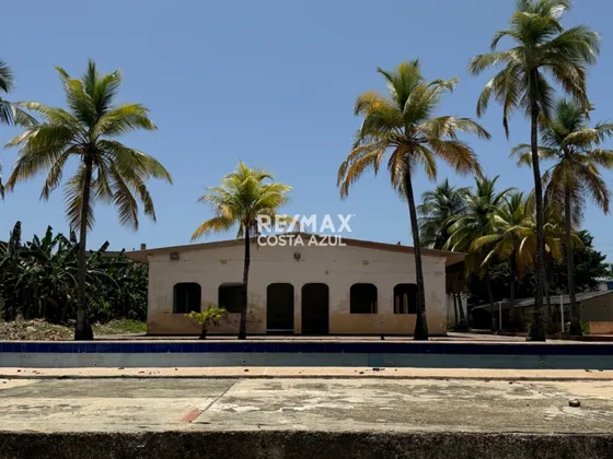 Remax Costa Azul Ofrece Un Terreno En Tucacas De 2.510 M², Ideal Para Diversos Proyectos Comerciales. 