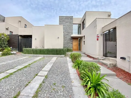 Condominio Chicureo: Chamisero / Alianza Francesa