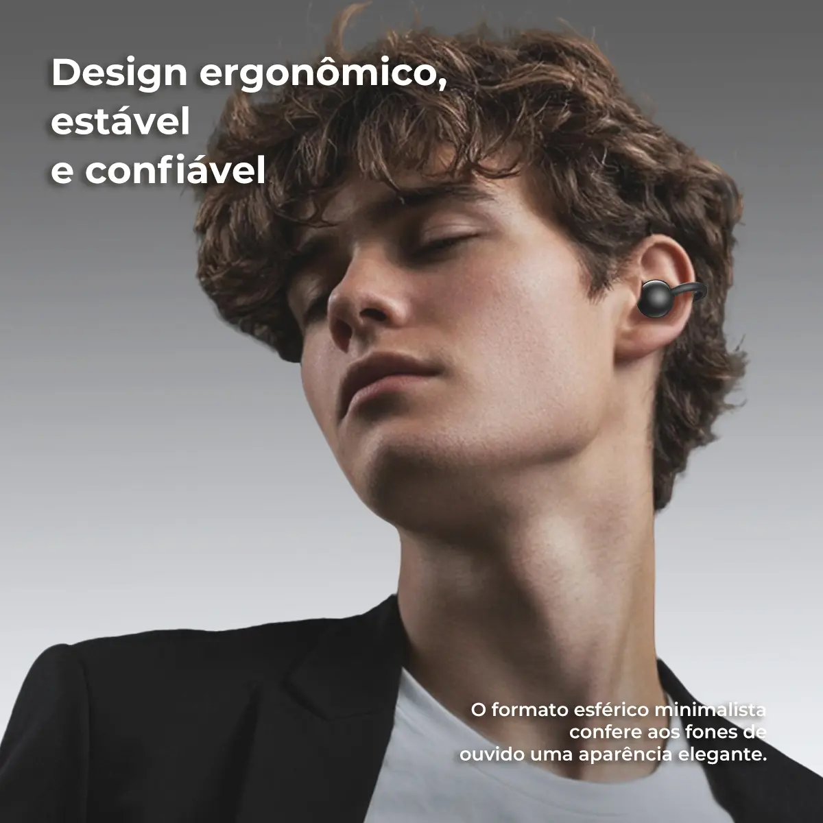 Homem jovem usando um fone Dapon Dpf25 Open Ear preto, destacando o design ergonômico e elegante do produto no ouvido.