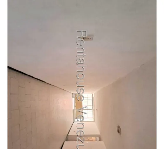 Luis Quiroz Vende Amplio Apartamento Sabana Larga Valencia Piso Medio Tanque Subterráneo Lq 25-10732
