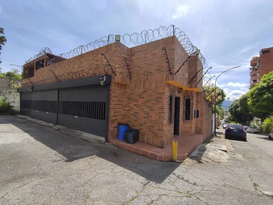 Hermosa Quinta Familiar Ubicado En El Sebucán, Se Encuentra En Urbanización Privada, Con Vista Al Ávila En 180° Y A Un Paso De La Cota Mil, La Quinta Está En Esquina Y Su Fachada Se Encuentra Revestid