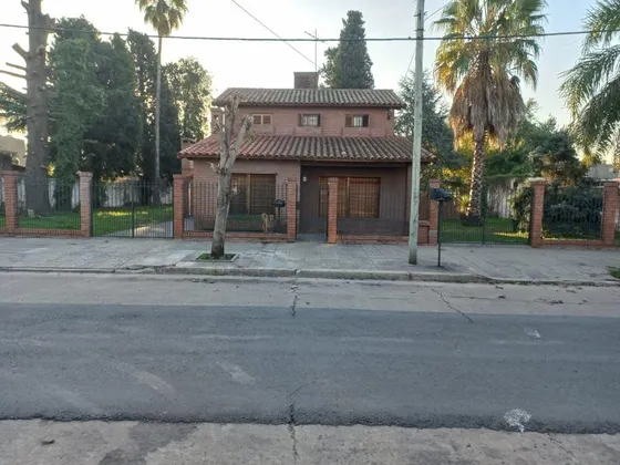 Casa En Venta - 3 Dormitorios 2 Baños - Cochera - 1.600mts2 - Esteban Echeverría