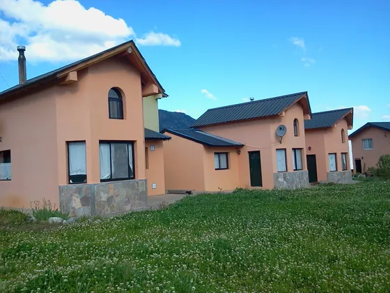 Complejo Con 5 Casas Sobre Ruta 40 En El Hoyo De Cushamen