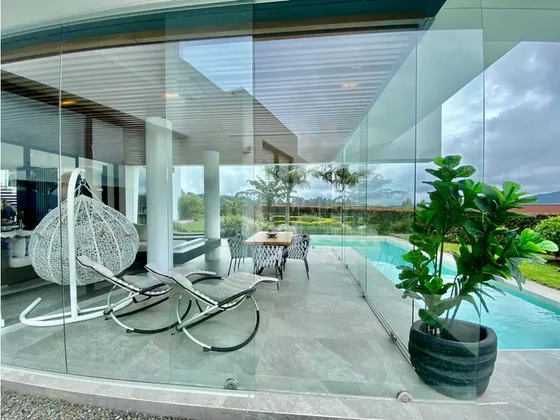 Casa Para La Venta En Alto De Palmas Con Piscina