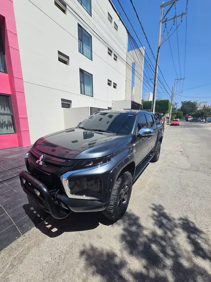 Mitsubishi L200 2.4 Cabina Doble 4x2 Mt