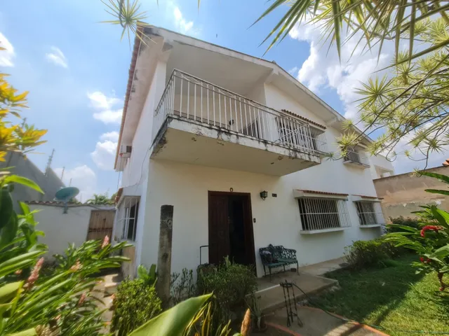En Venta Casa En Zona Comercial De La Urbanizacion La Viña En Calle Cerrada, Valencia. St
