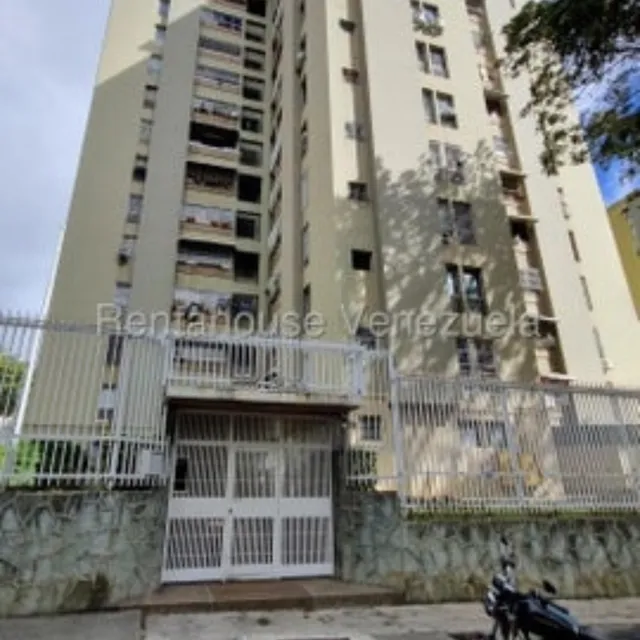 Apartamento En Venta En La Urbina Totalmente Remodelado En Calle Cerrada 25-13323 Jc