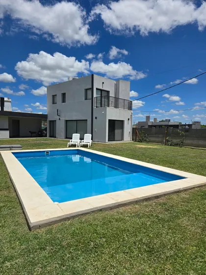 Casa 2 Dormitorios , Jardin Y Pileta. Ibarlucea