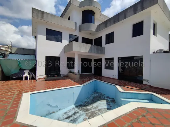 Casa En Venta En Macaracuay Con Ubicación Estratégica, Sin Problemas De Agua Y Circuito Cerrado