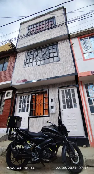 Vendo Casa Rentable, 3 Pisos, 3 Apartamentos Independientes, Escritura Y Licencia, Cerca Al Portal De Transmilenio Soacha El Vinculo,, Remodelada, Oferta, Ganga! 