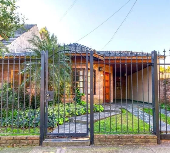 Venta Chalet De 4 Ambientes, Con Pileta, En Castelar Norte