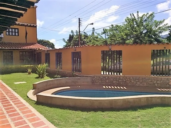 Townhouse En Conjunto Rompe Olas, El Tirano Ic-00005