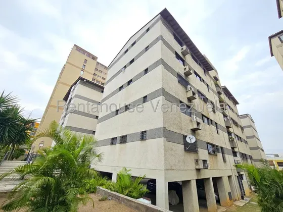 Apartamento En Venta En El Este De Barquisimeto. Piso Bajo, 4 Habitaciones, 2 Puestos De Estacionamiento. Vende Héctor Malavé