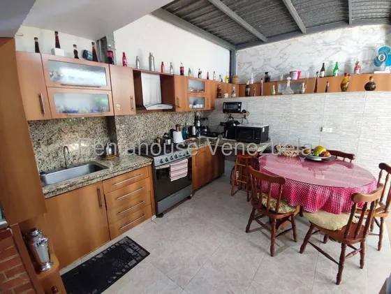 Acogedor Townhouse De 165 M2 Con Anexo Independiente, De 36 M2 , Th De Ambiente Abierto Sala , Comedor Y Cocina , Amoblado Parcialmente . Habitaciones Con Closets , Area De Patio 