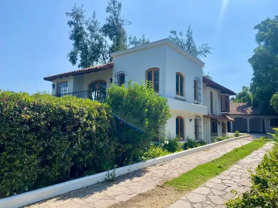 *** Casa Con 3 Sectores Independientes Y Gran Vista ***