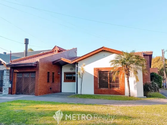 Casa En Venta 4 Ambientes Con Cochera Y Jardin En Bernal Centro