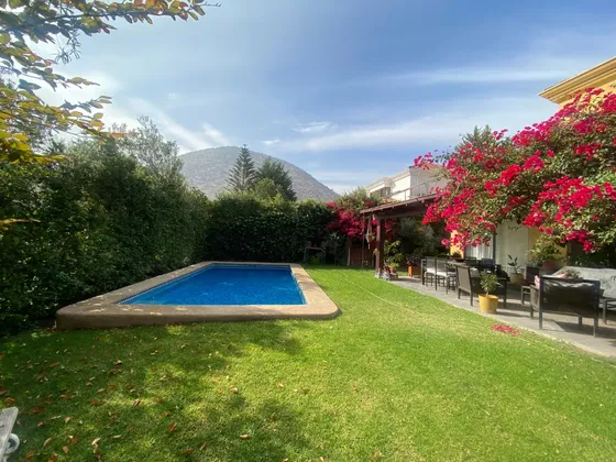 Exclusiva Provenzal Con Quincho, Piscina Y Gran Jardín