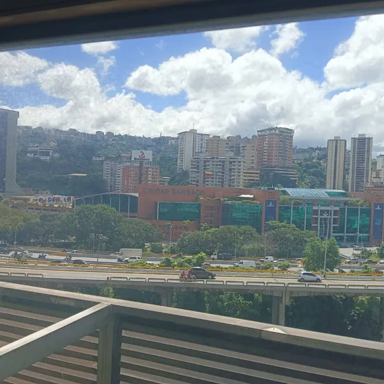 Se Vende Oficina  Semi Amoblada En La Avenida Casanova Cerca Del Cc El Recreo Y El Arabito  Bb