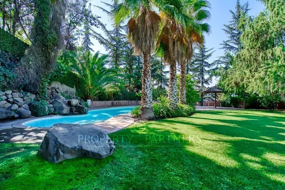 Casa  Con Precioso Jardín En Santa María