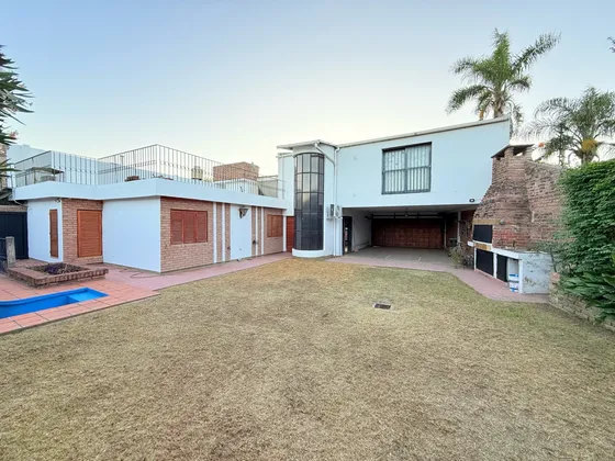 Casa En Venta Residencial Velez Sarfield - 4 Dormitorios - Pileta  - Escritura - Gran Terreno!
