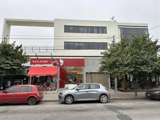 Local En Zona Comercial Cerro De Las Rosas. Tejeda Al 4000.