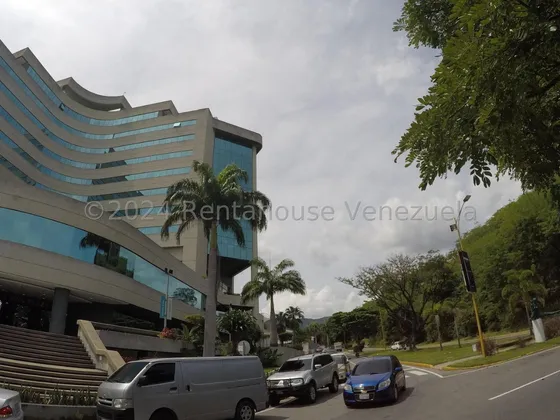Oficina En Alquiler Inm Con Elegante Diseño Interior,te Ofrecemos Esta Oficina En La Viña Plaza Que Ofrece Una Serie De Comodidades Y Servicios. 24-23156