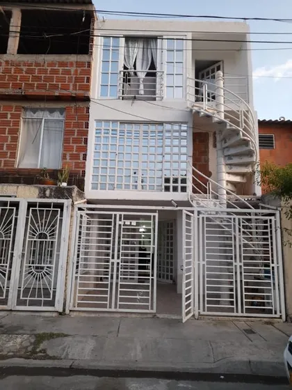 La Italia - Casa Bifamiliar De Tres Pisos Con Plancha En Venta Palmira