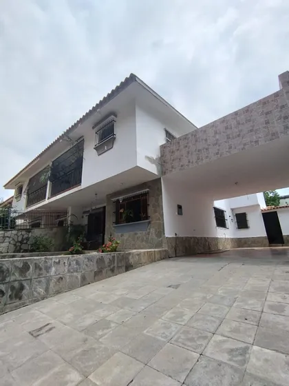 En Venta Casa De 3 Niveles, Ubicada En La Trigaleña Baja Municipio Valencia Estado Carabobo / Emer.